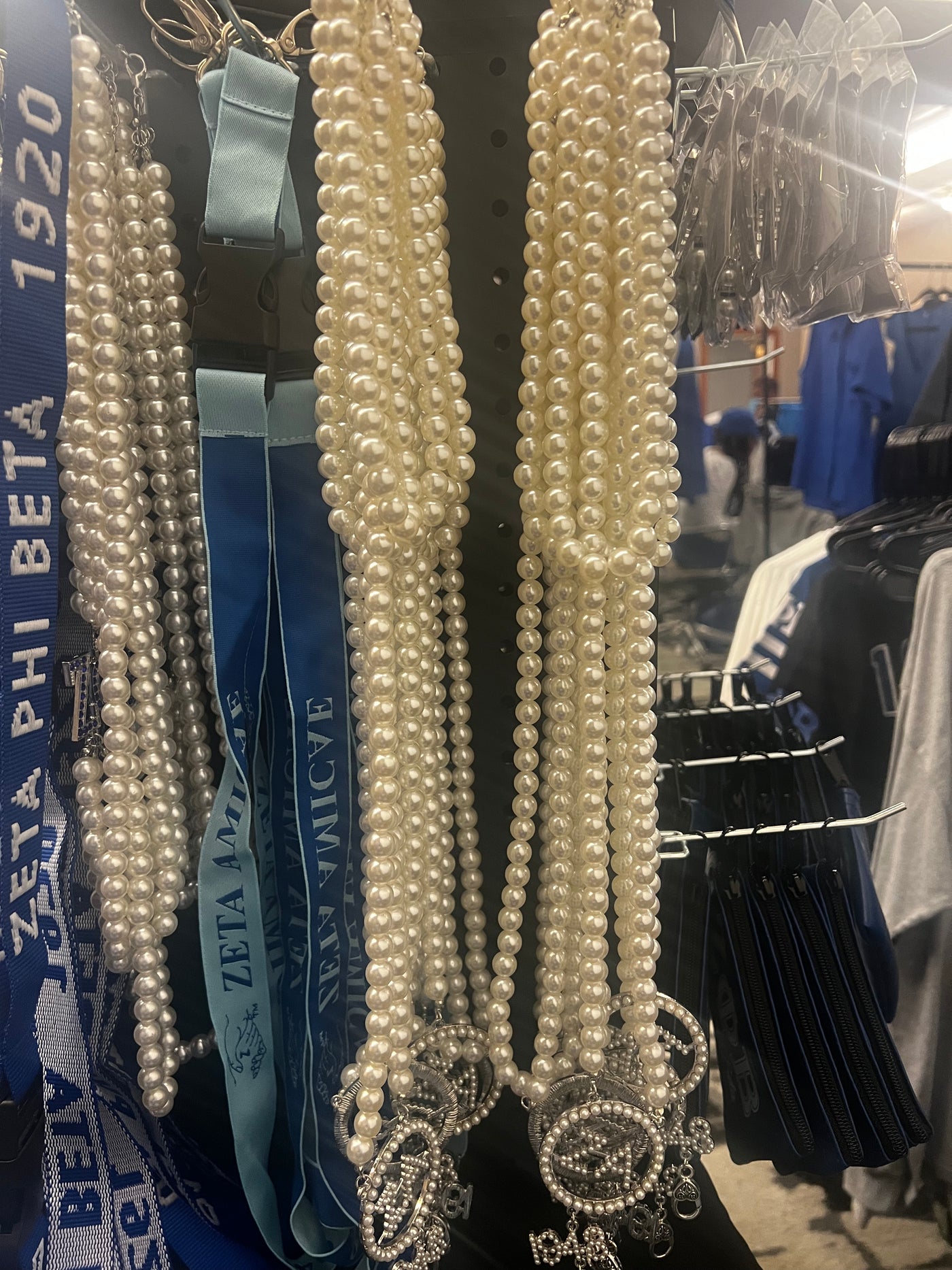 Amicae Pearl  Lanyard